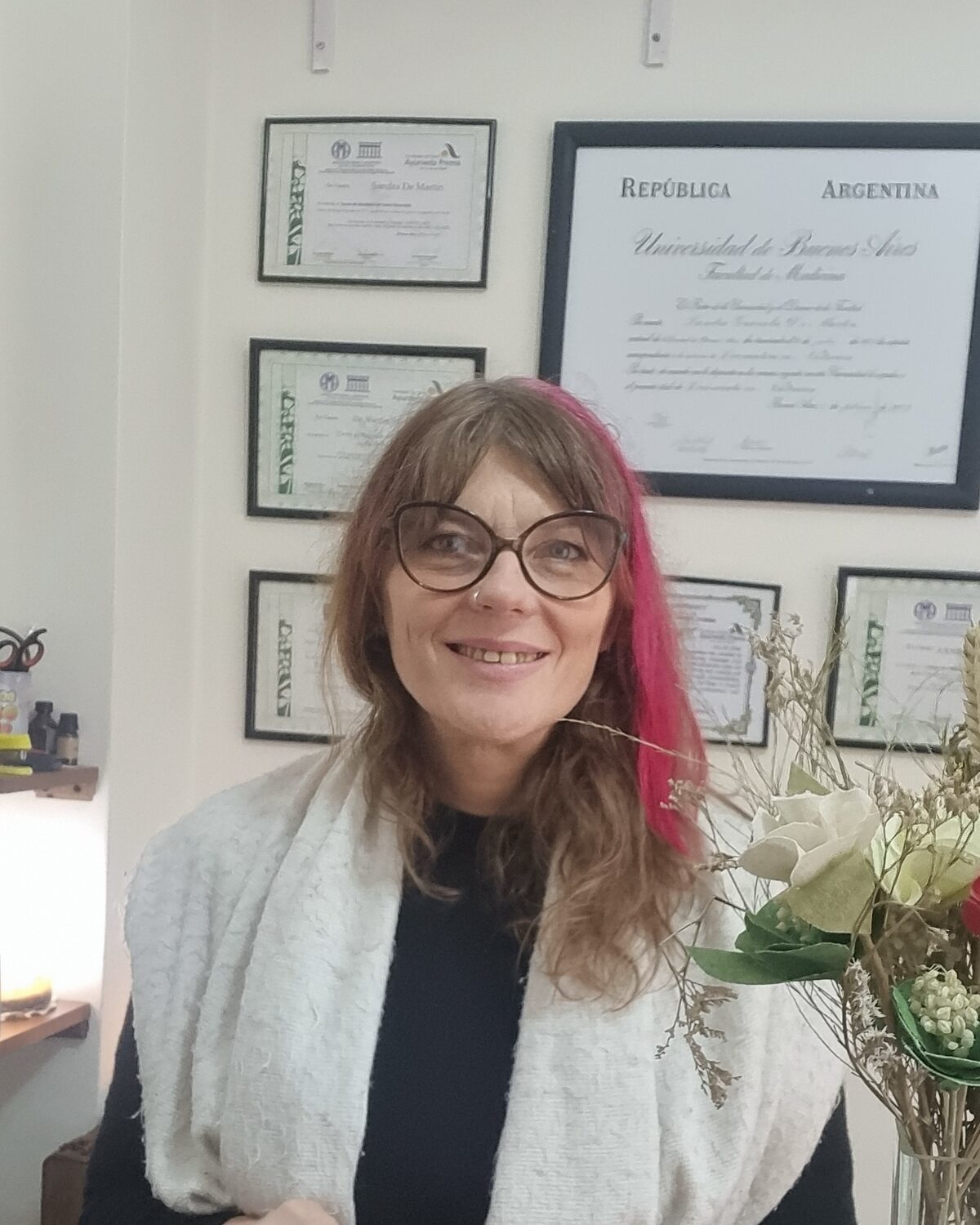Sandra De Martin en su consultorio de Boedo, junto a sus diplomas.